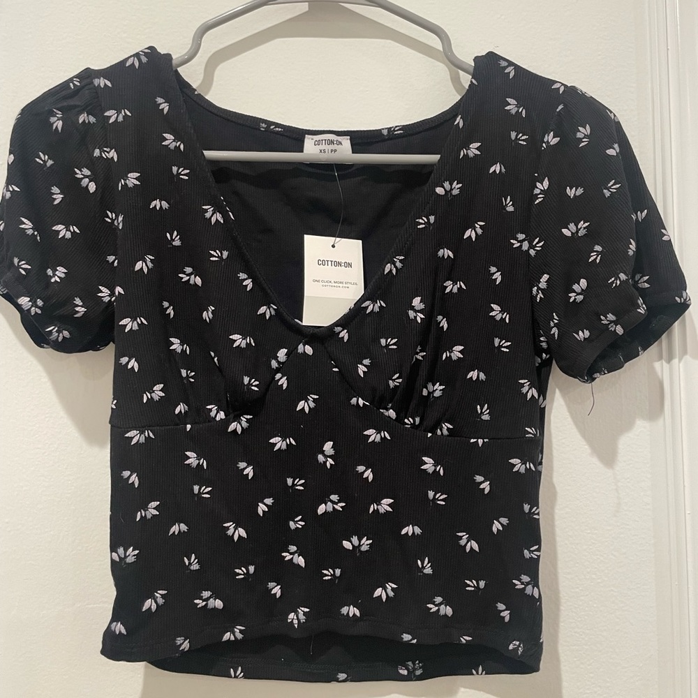 Cotton On Annabelle short sleeve top with tulips design.